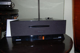 Illustration for article titled Samsung Unveils MM-X5 iPod Dock/CD Player Combo